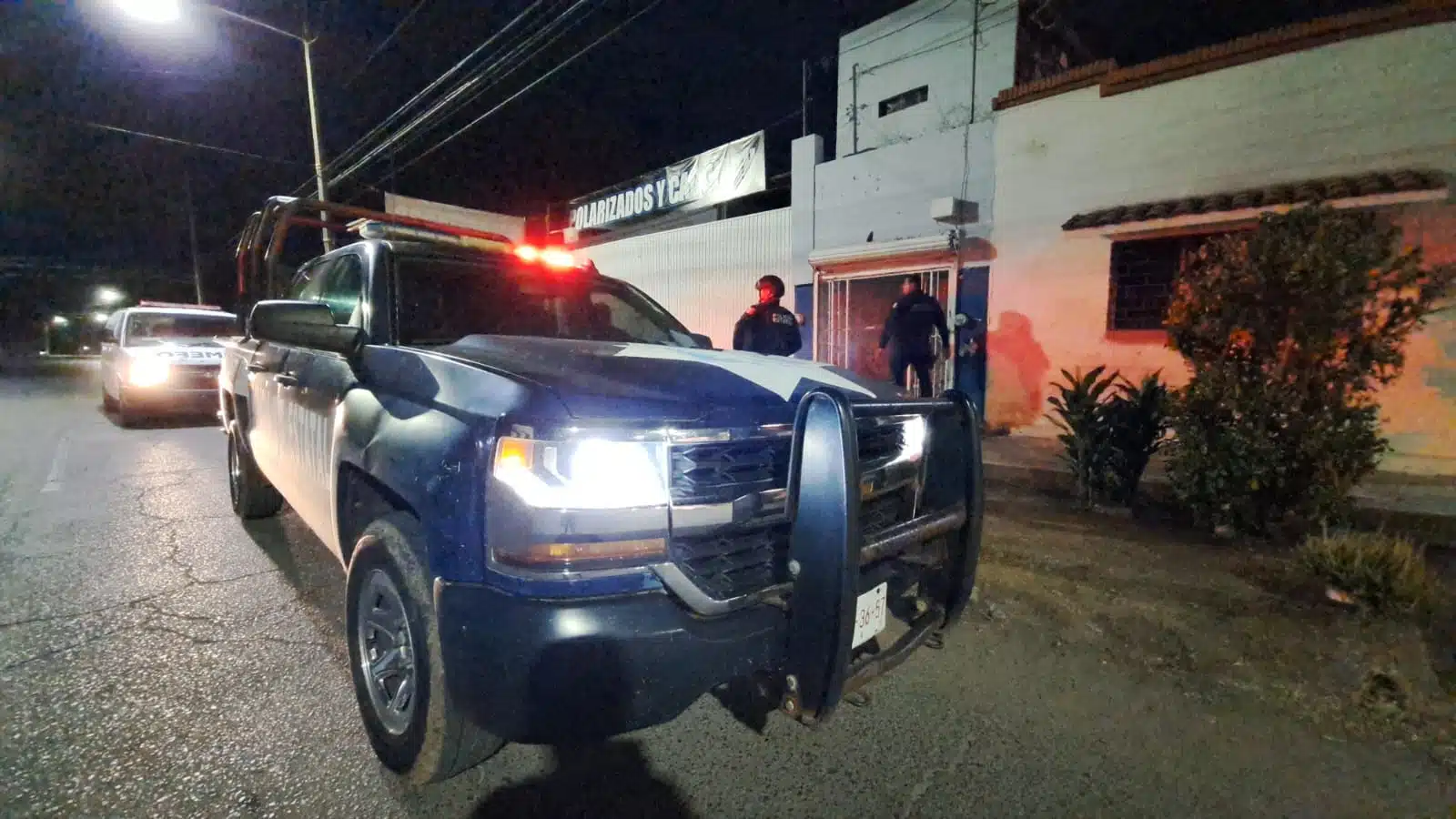 Camioneta de la Policía Estatal y de SEMEFO en Culiacán