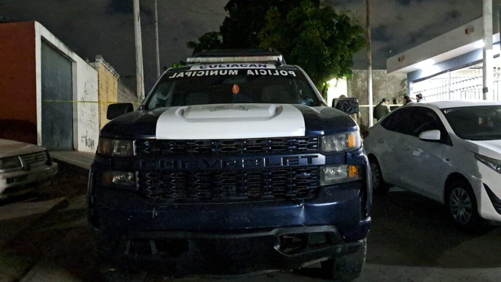 Camioneta de la policía Municipal en donde encontraron a una persona asesinada en Culiacán