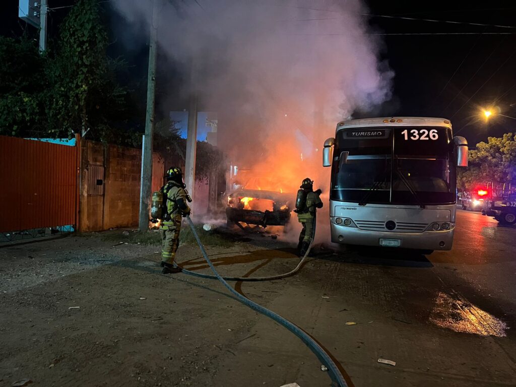 Incendio de camioneta y autobús de pasajeros en Mazatlán