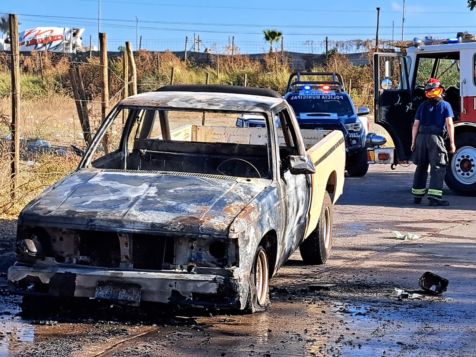 Incendio de una camioneta por la entrada de la colonia Valle del Agua, en el sector oriente de Culiacán