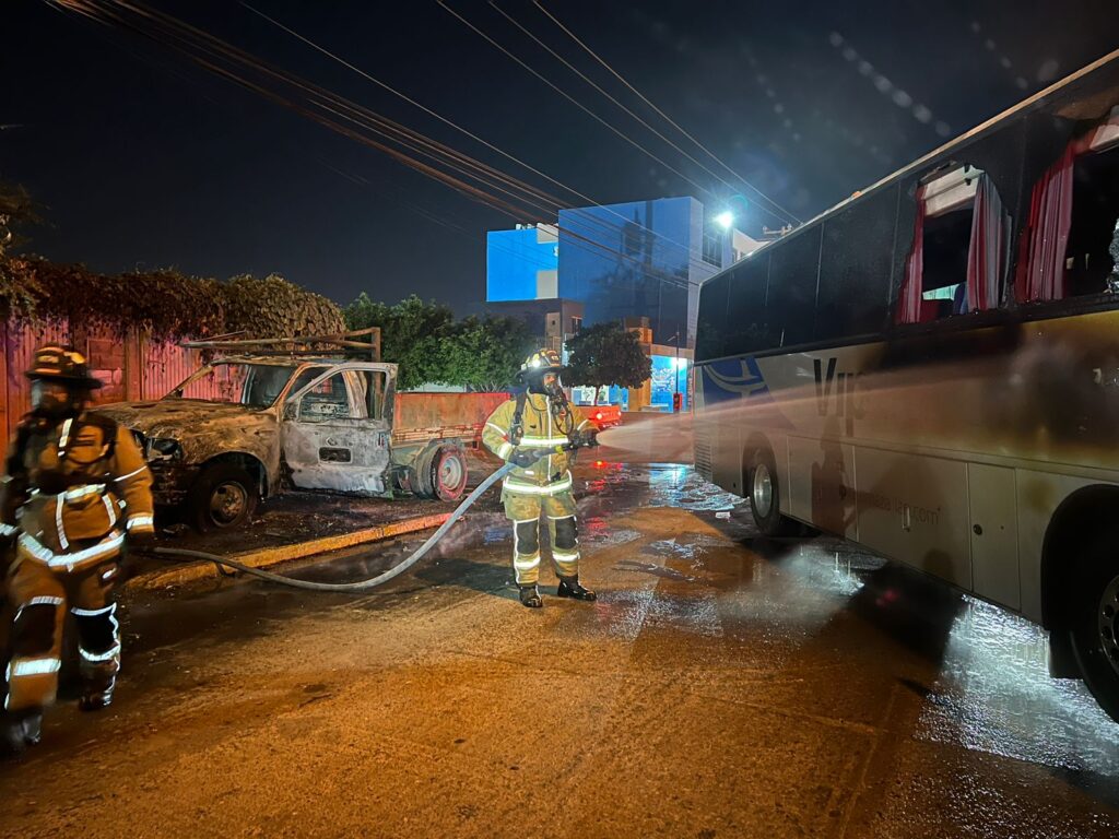 Incendio de camioneta y autobús de pasajeros en Mazatlán