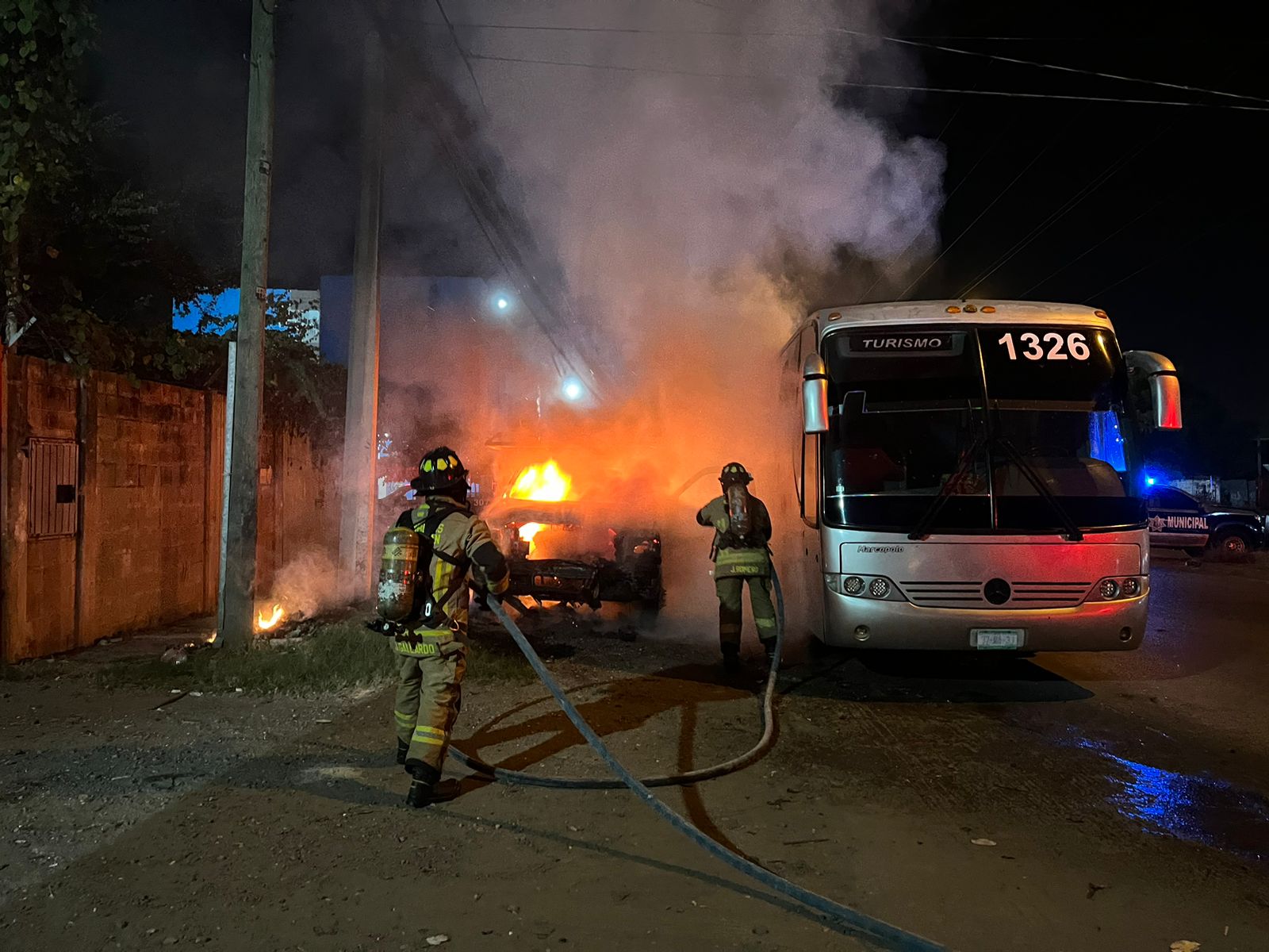 Incendio de camioneta y autobús de pasajeros en Mazatlán