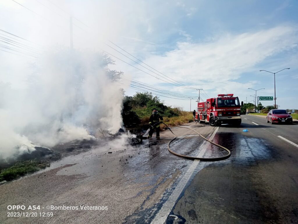 Incendio de motocicleta por la carretera Internacional México 15