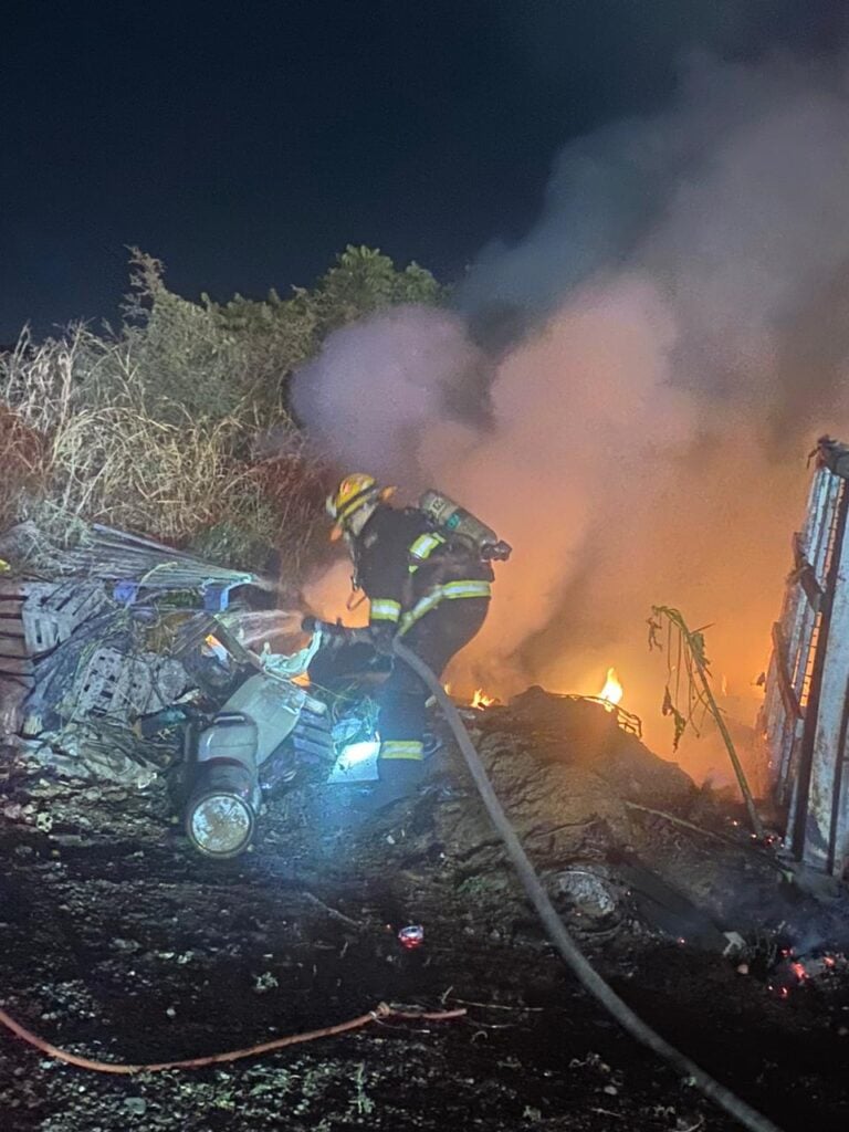 Bomberos Veteranos Mazatlán logran apagar fuego en camioneta de una persona que servía como dormitorio.