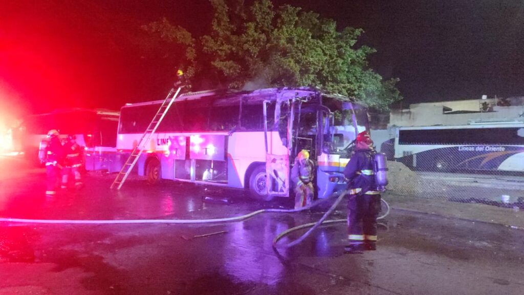 Elementos de Bomberos y un camión que se incendió en Culiacán