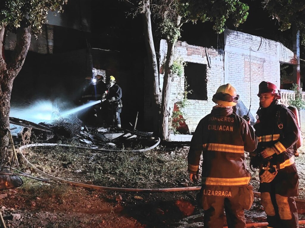Elementos de Bomberos de Culiacán en una casa ue se incendió