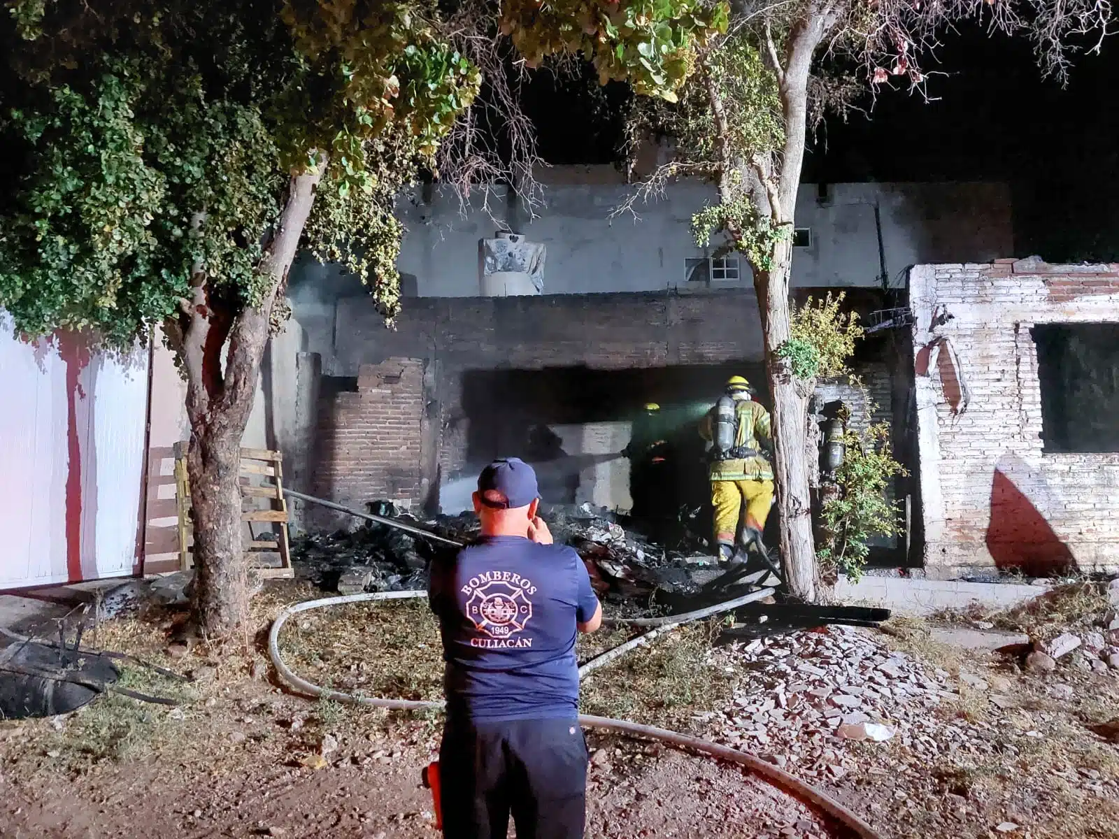 Elementos de Bomberos de Culiacán en una casa ue se incendió