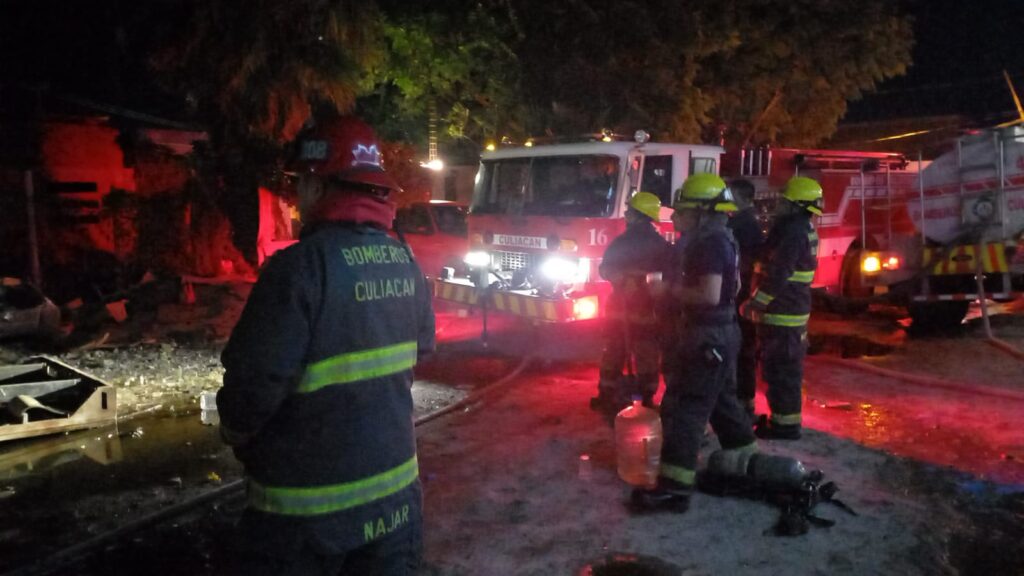 Bomberos trabajando en vivienda incendiada en Culiacán