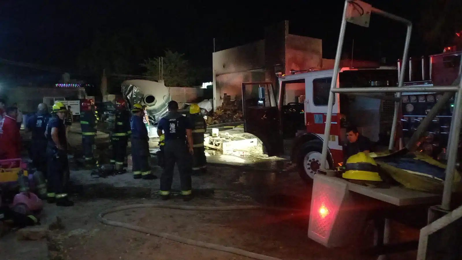 Bomberos trabajando en vivienda incendiada en Culiacán