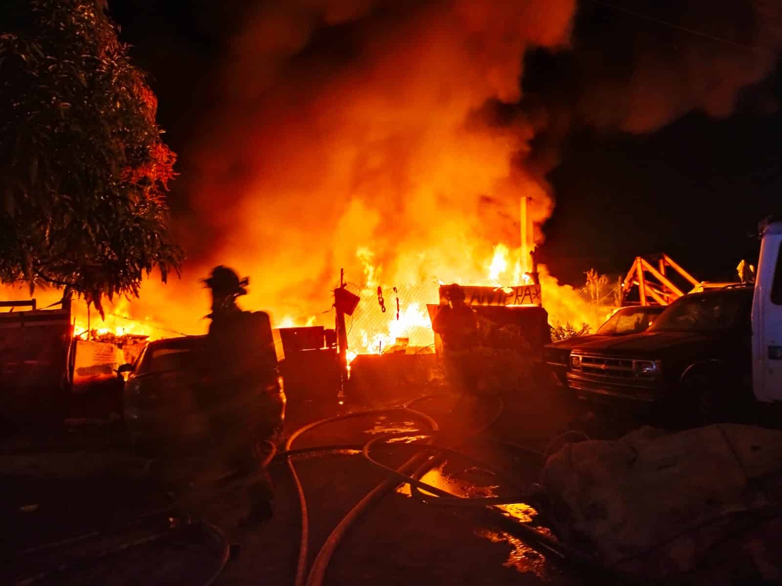 Llamas del fuego consumiéndose unas llantas en Mazatlán