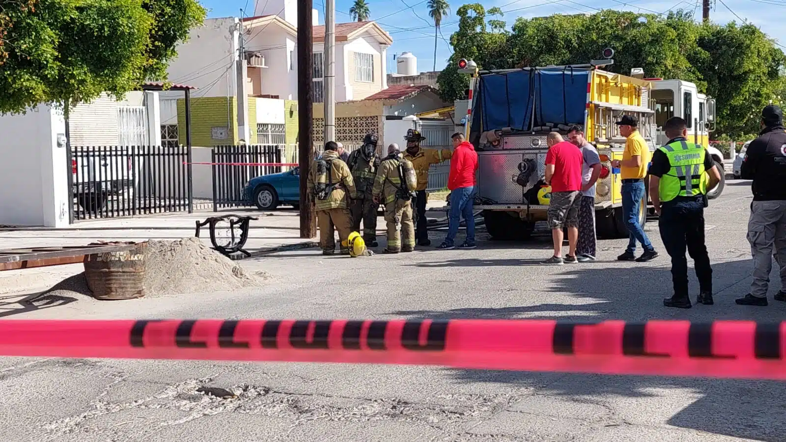 Elementos de bomberos en una colonia de Los Mochis