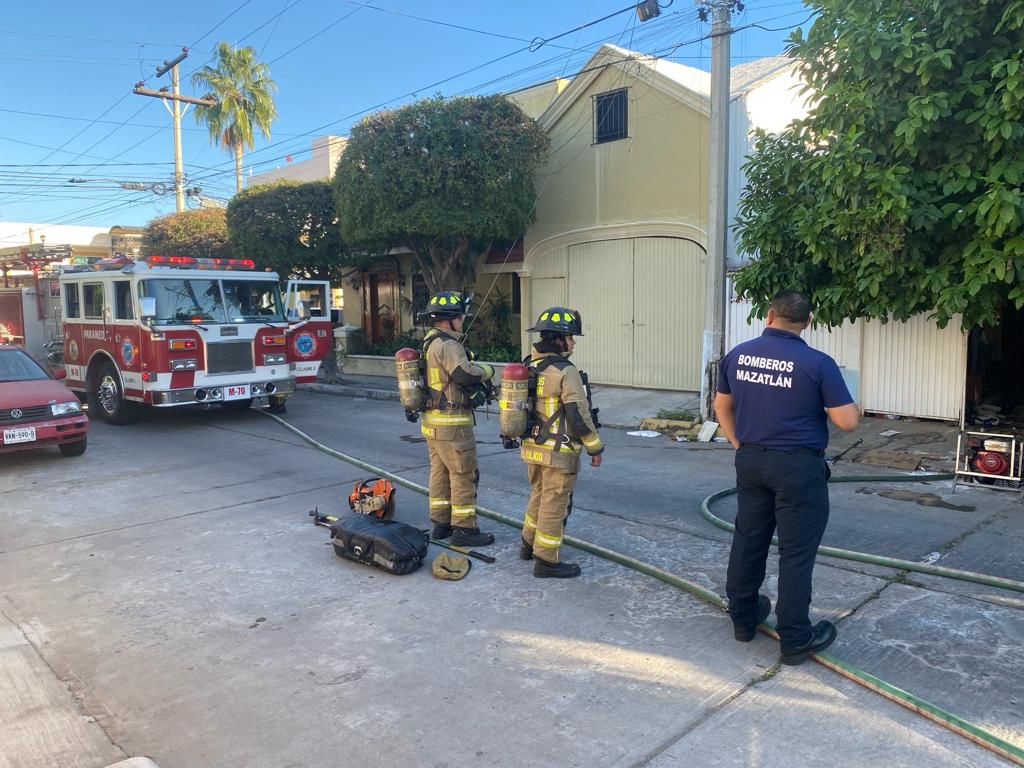 Bomberos lograron extinguir el incendio antes de que se extendiera por toda la casa.