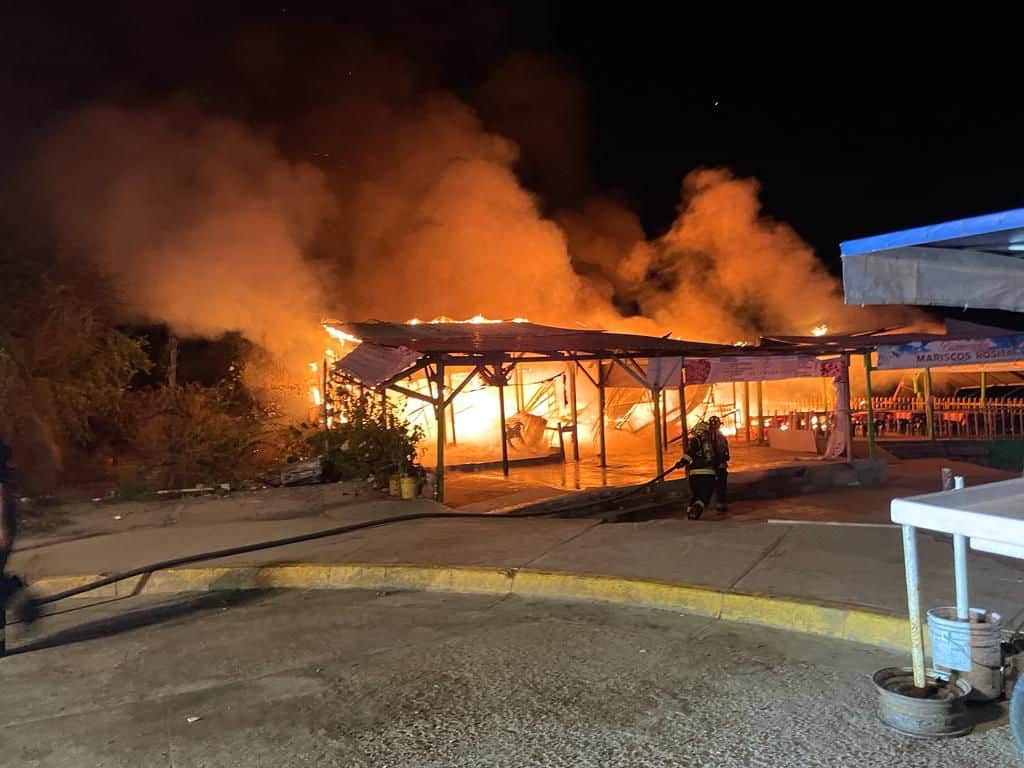 Fuego consumiéndose 3 palapas en Mazatlán