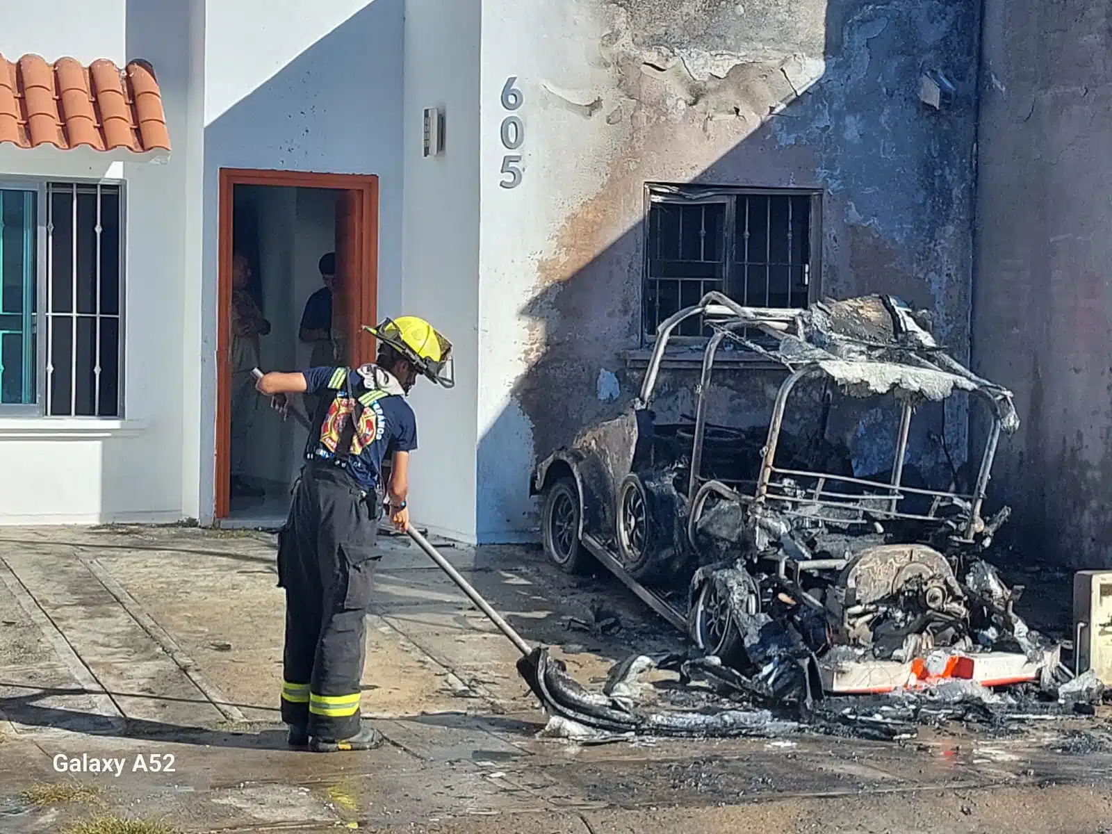 Pulmonía queda en puros fierros tras incendiarse en Mazatlán