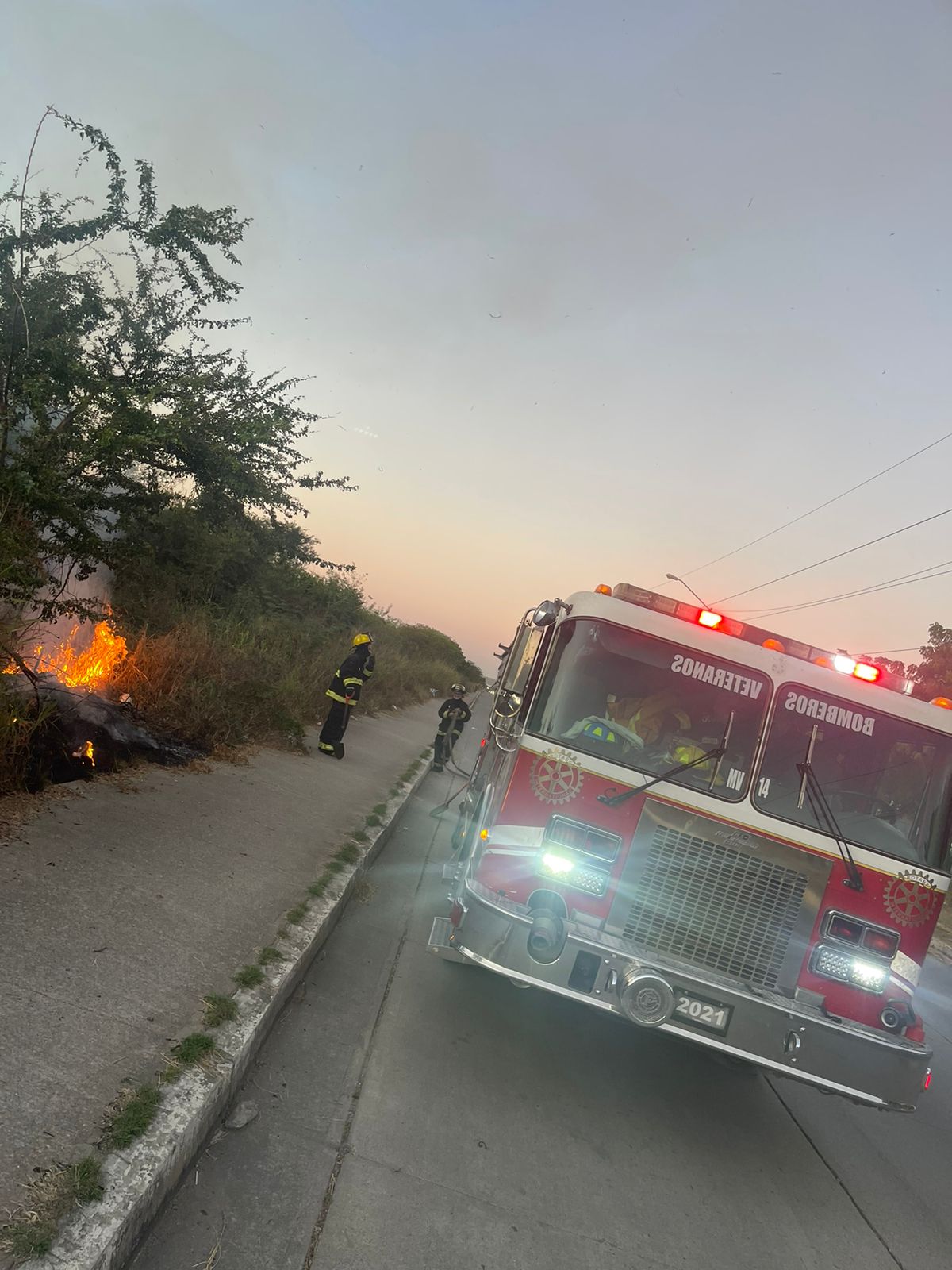 Bomberos Veteranos atendieron el reporte del incendio en un lote baldío ubicado por la avenida de Las Torres