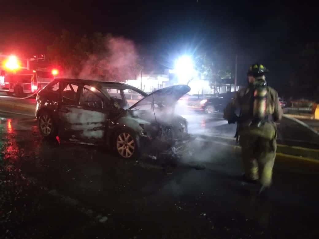 El auto se incendió de manera repentina al pasar el cruce del bulevar Adolfo López Mateos y avenida Sendero.