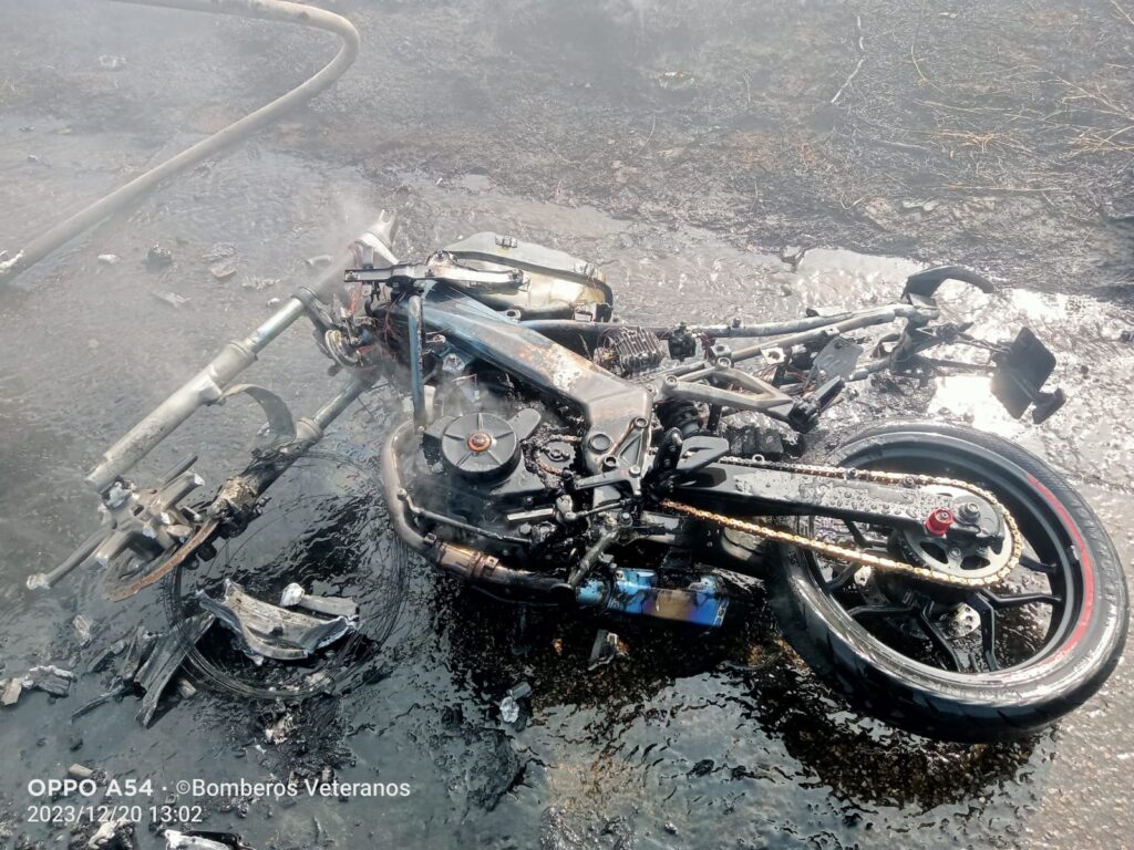 Incendio de motocicleta por la carretera Internacional México 15