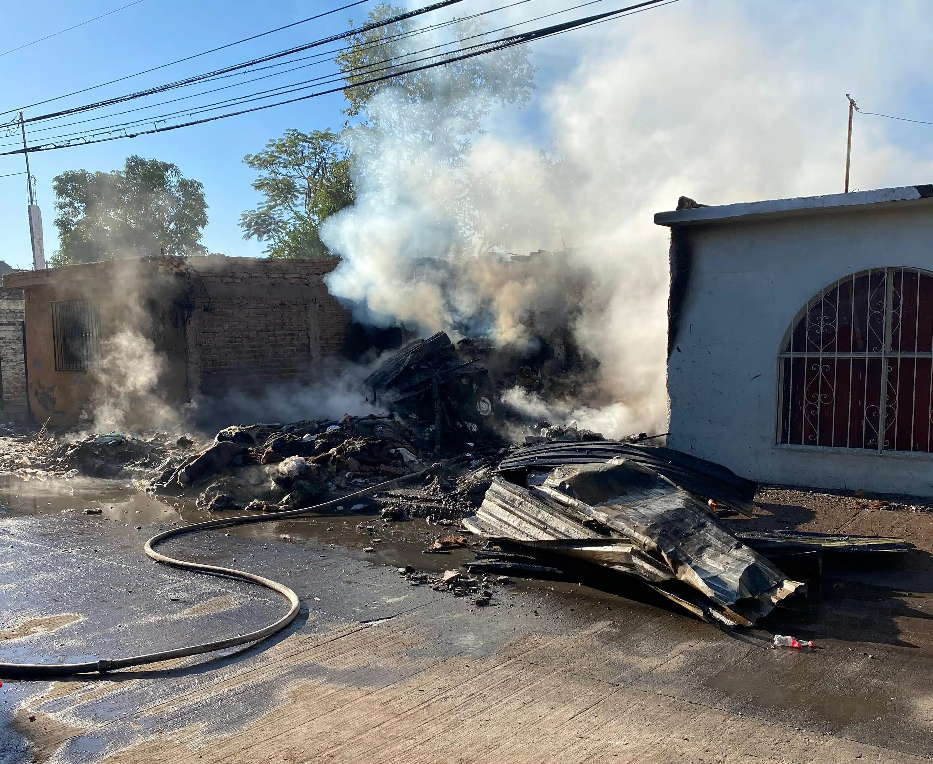 Incendio de vivienda abandonada en Los Mochis