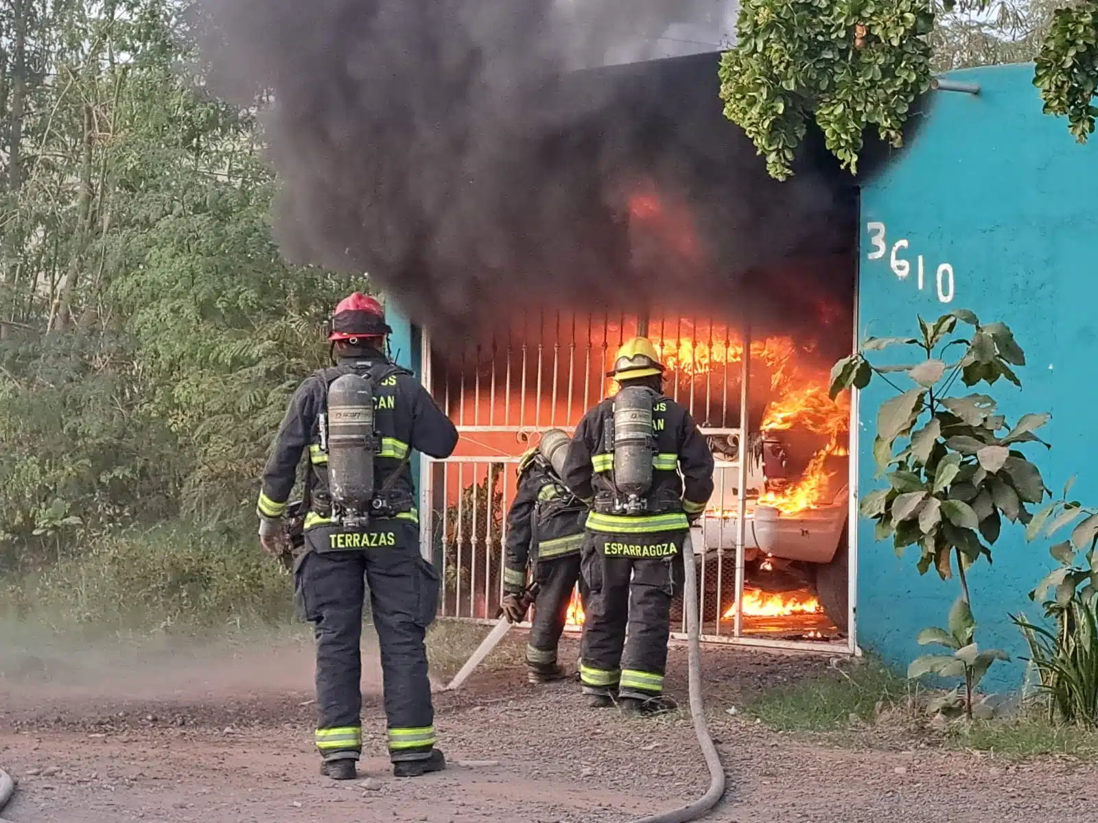 Bomberos Culiacán de la estación Vallado se trasladaron rápidamente a la ubicación y controlaron el fuego.