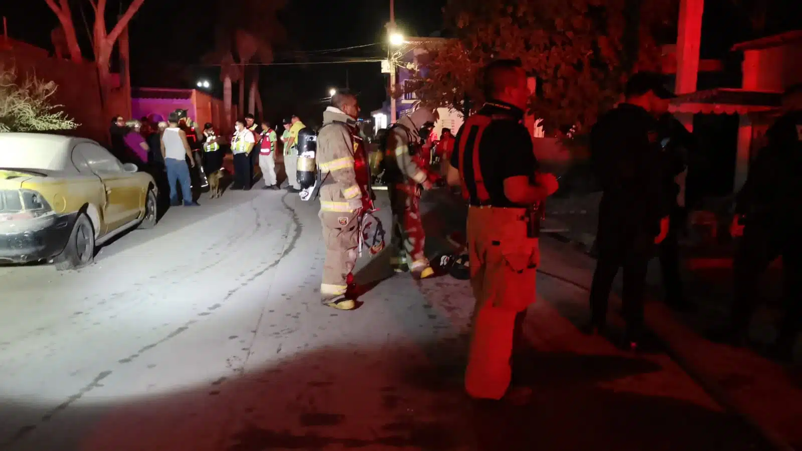 Bomberos lograron rescatar a una mujer y controlar el fuego.