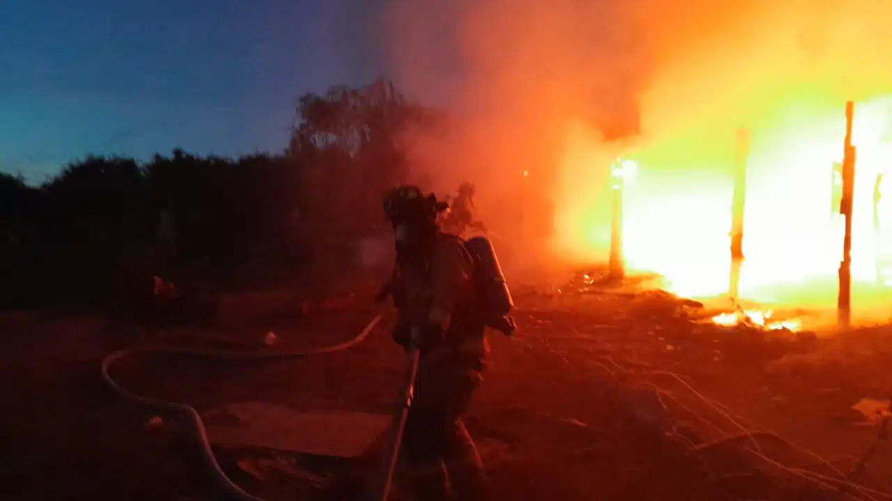 Incendio acaba con casa de lámina y madera en Mazatlán