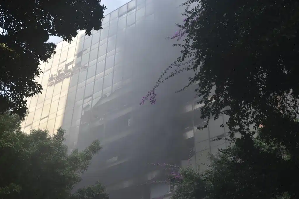 Incendio en edificio del ISSSTE Paseo de la Reforma