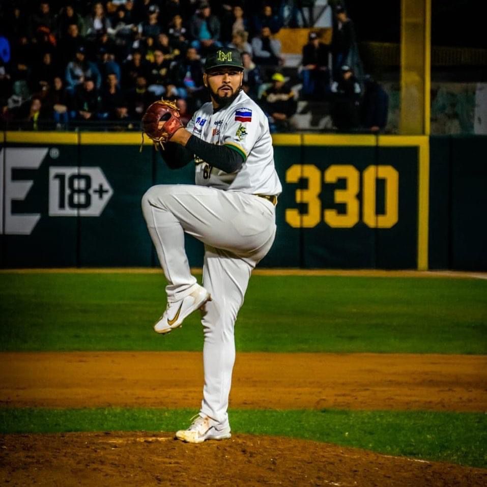 Irvin Machuca en el estadio Chevron Park de los Cañeros en Los Mochis