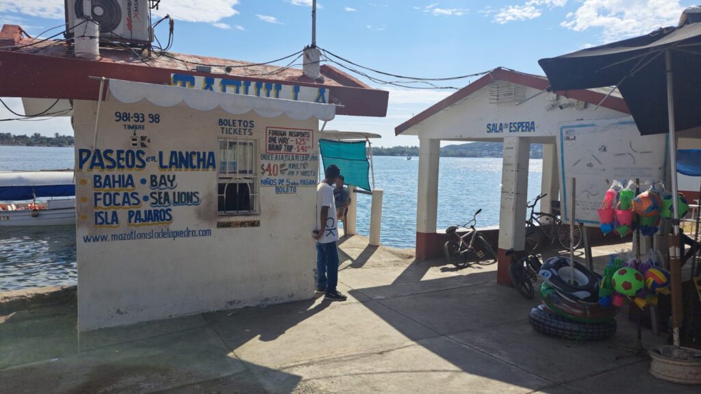 Embarcación de lancha en la Isla de la Piedra, Mazatlán