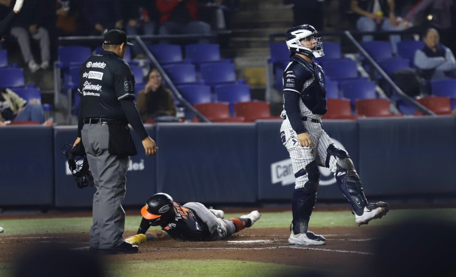 Jasson Atondo llega barrido de cabeza en home
