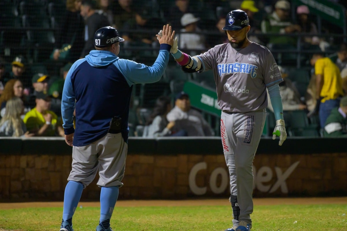 Jesse Castillo llega a home luego de conectar cuadrangular