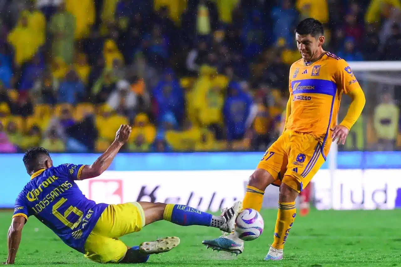 Jesús Ángulo y Jonathan Dos Santos disputando un balón de futbol