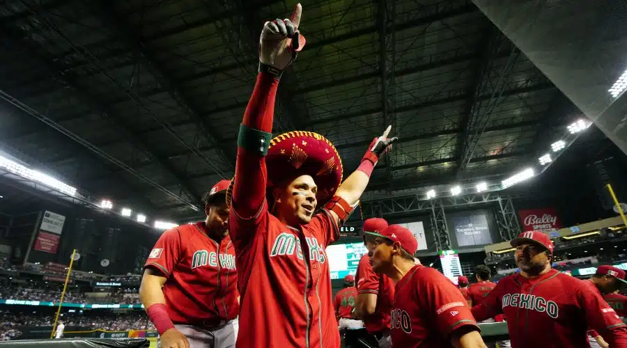 Joey Meneses con uniforme de beisbol y un sombrero mexicano