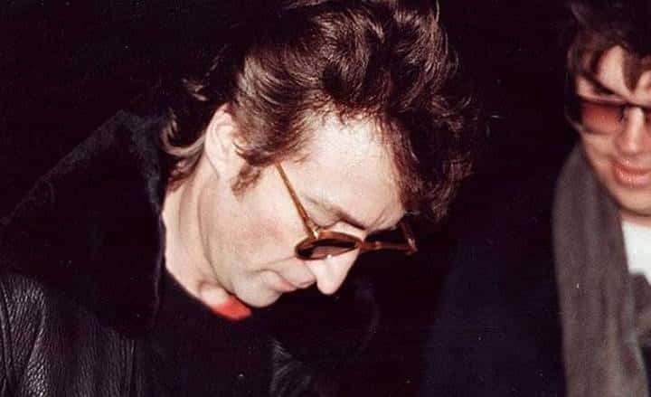 Artista firmando autógrafo 