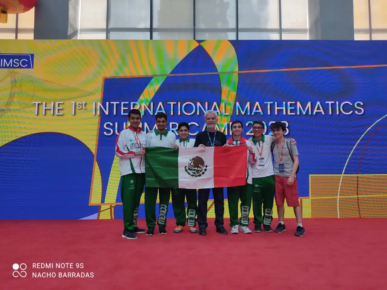estudiantes coon la bandera de México