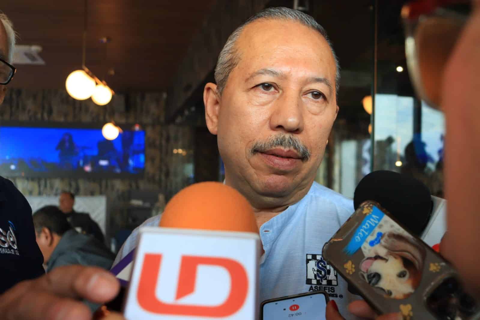 Juan Enrique Velázquez Espinoza, presidente del Colegio de Profesionistas en Contaduría Pública del Sur de Sinaloa, durante entrevista con medios