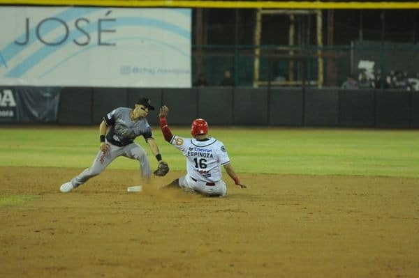 Se barre Alan Espinoza de los Mayos de Navojoa en la segunda base