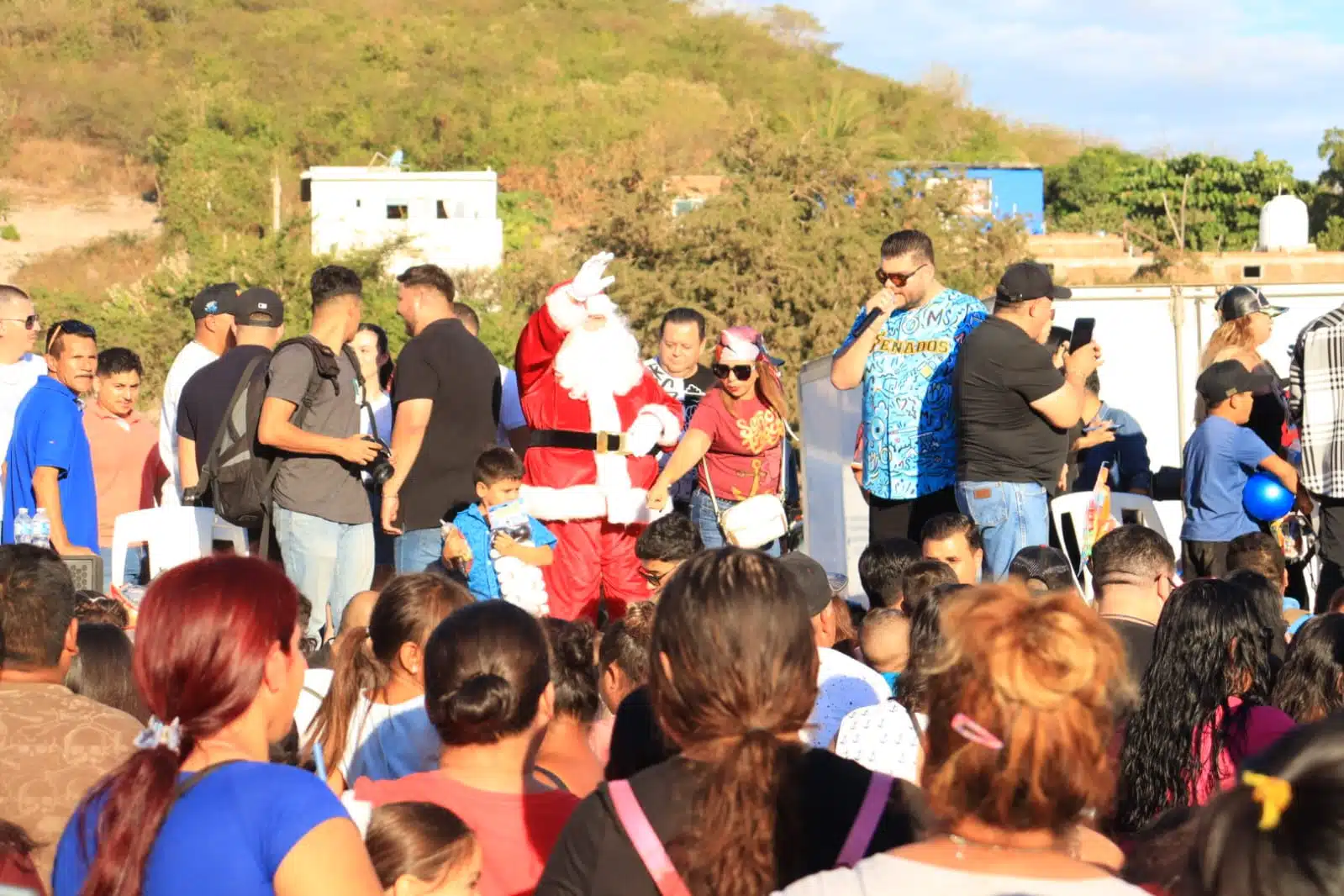 Entrega de regalos por parte de artistas