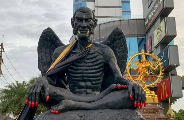 Retiran estatua de Kru Kai Kaew en Bangkok