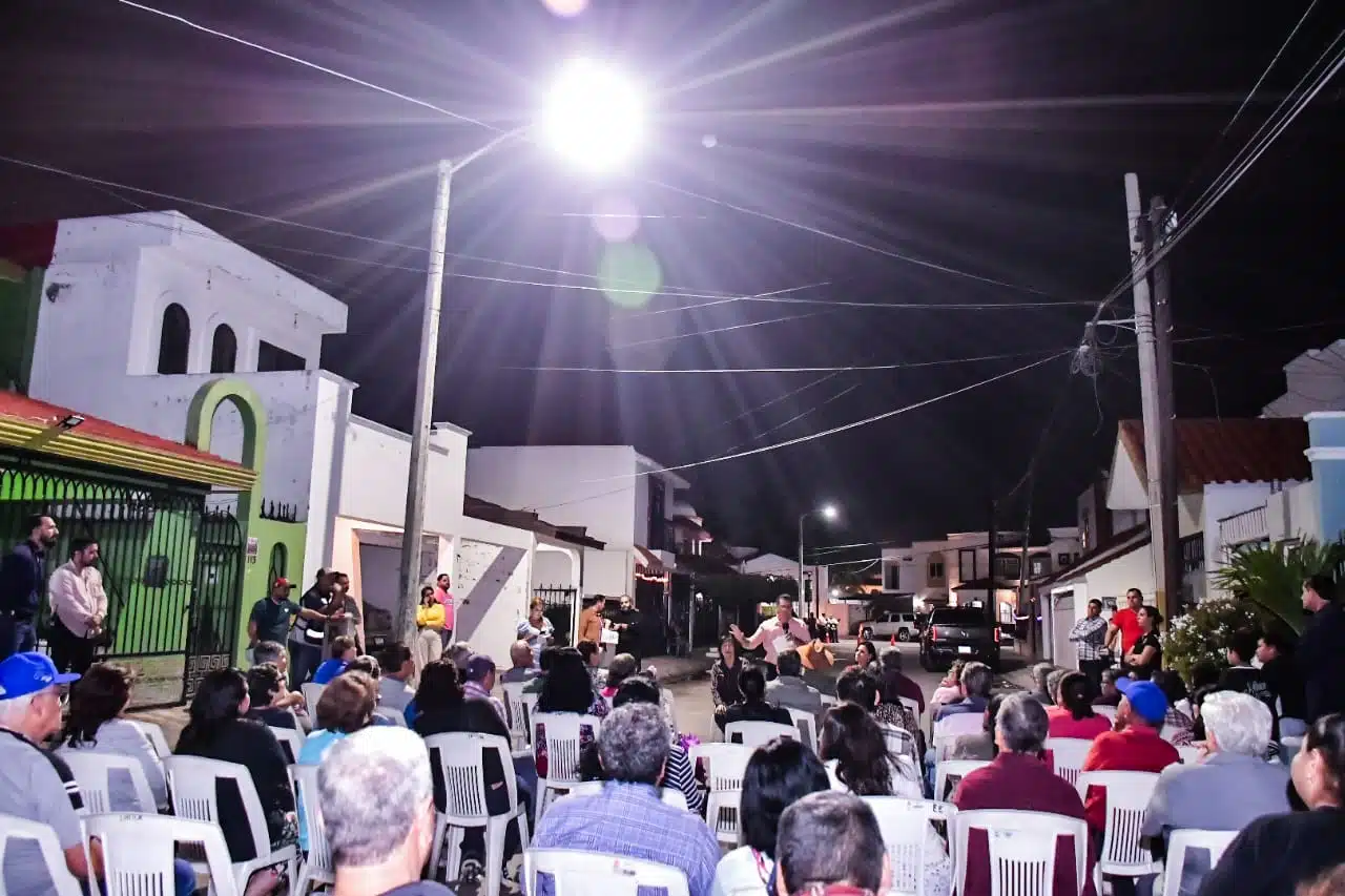 Gobierno de Mazatlán remplaza alumbrado público en el fraccionamiento El Toreo