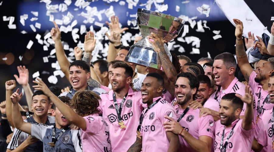 Inter de Miami levantando la copa de la Leagues Cup
