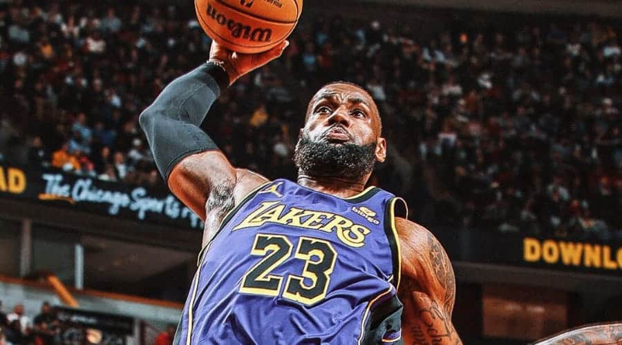 Lebron James anotando en la canasta de basquetbol