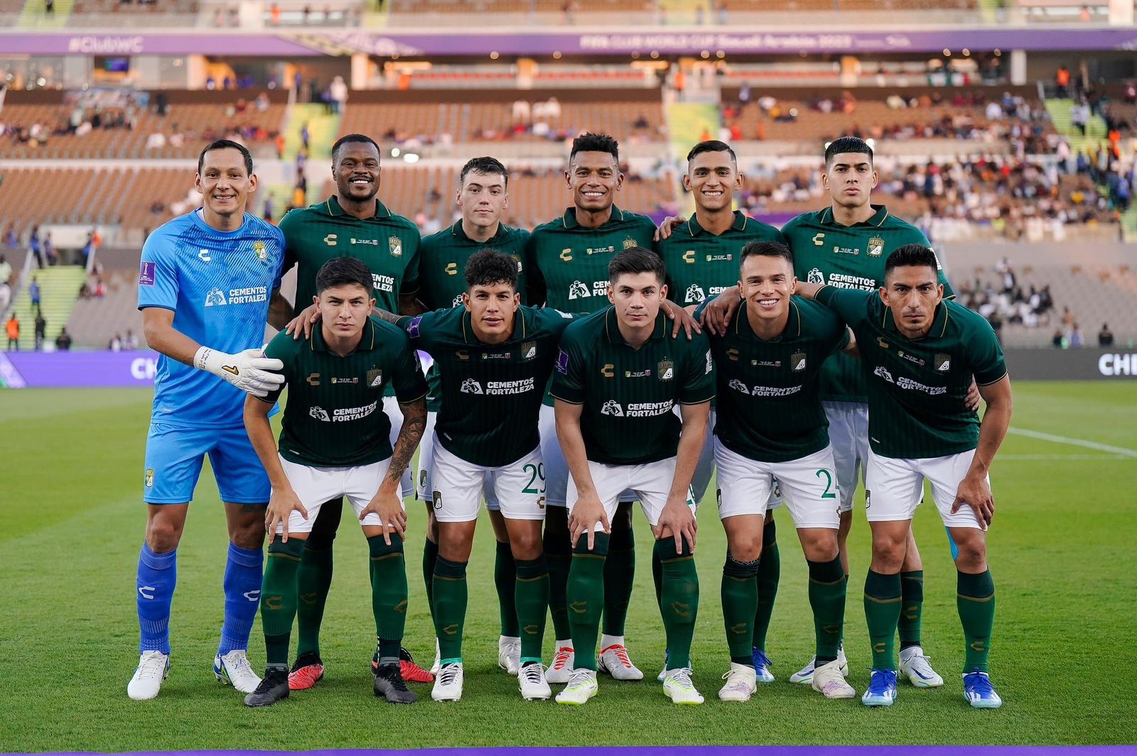 Jugadores de futbol en una cancha en Arabia Saudita