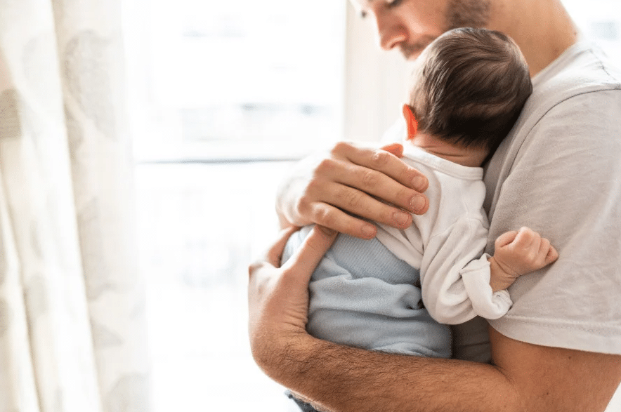 Aprueban licencia de paternidad de 20 días para trabajadores del Estado