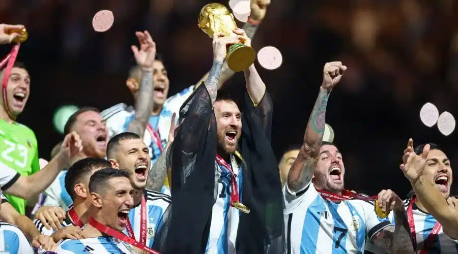 Lionel Messi alza el trofeo tras el triunfo de Argentina en Qatar 2022.