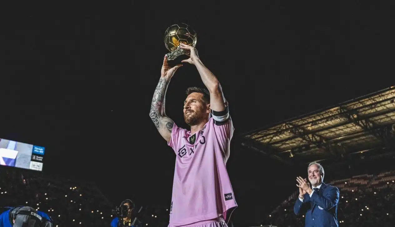 Lionel Messi cargando la copa Leagues Cup