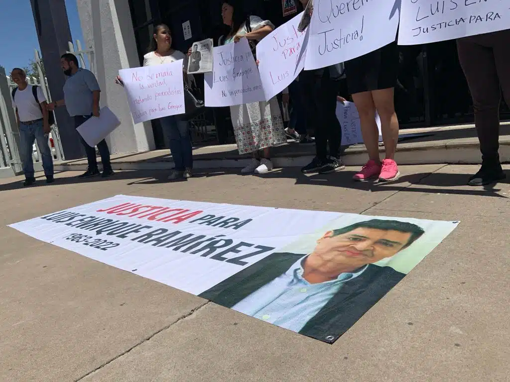 Personas pidiendo justicia por el periodista Luis Enrique Ramírez en Culiacán