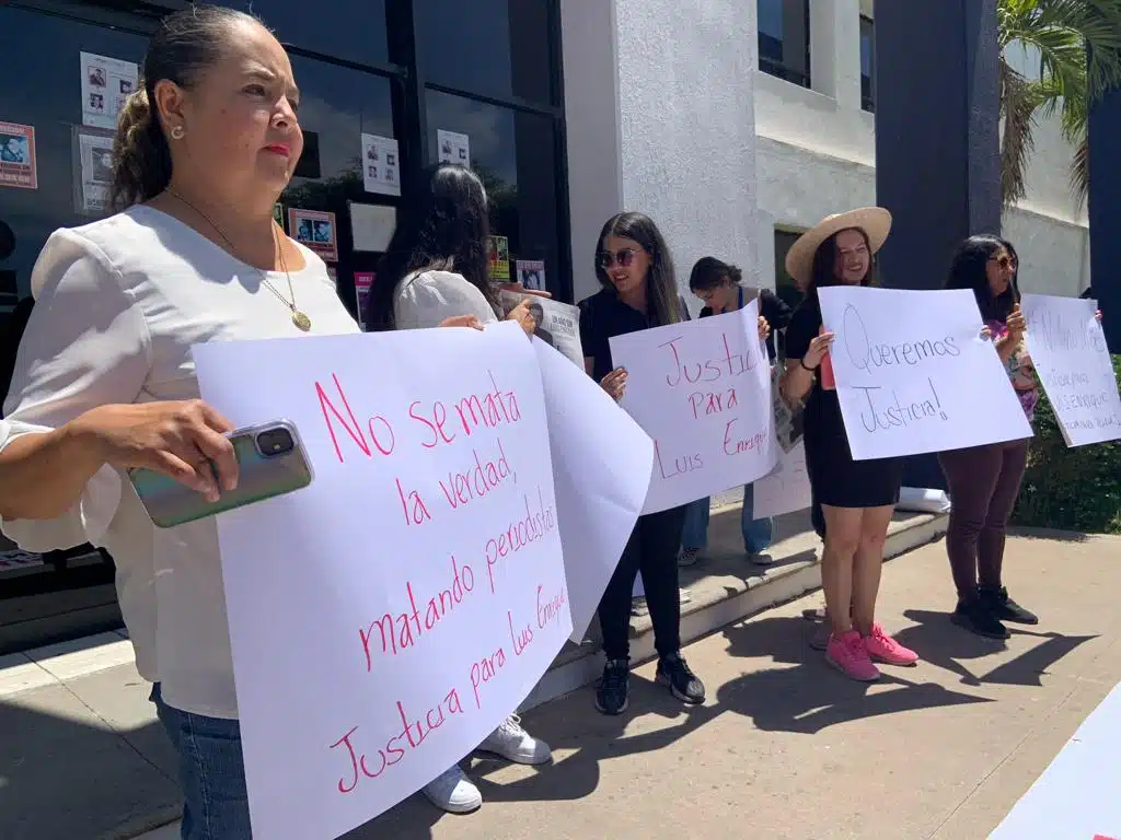 Personas pidiendo justicia por el periodista Luis Enrique Ramírez en Culiacán