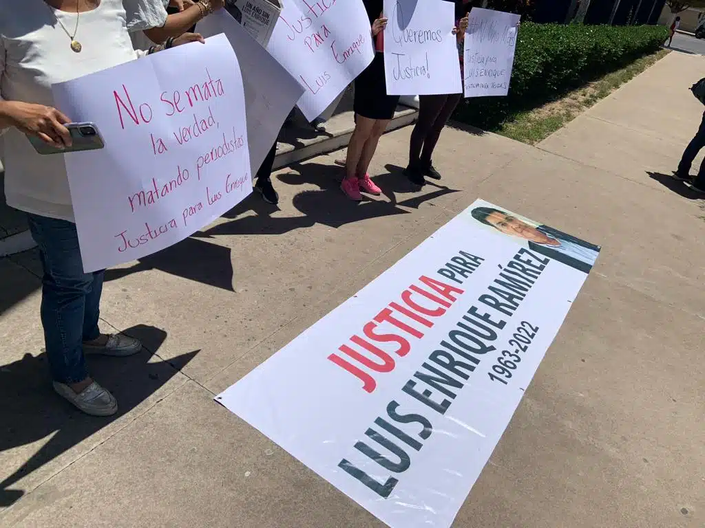 Personas pidiendo justicia por el periodista Luis Enrique Ramírez en Culiacán