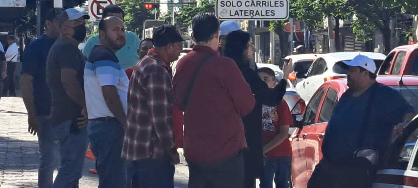 Manifestación de choferes del transporte urbano en el ayuntamiento de Culiacán