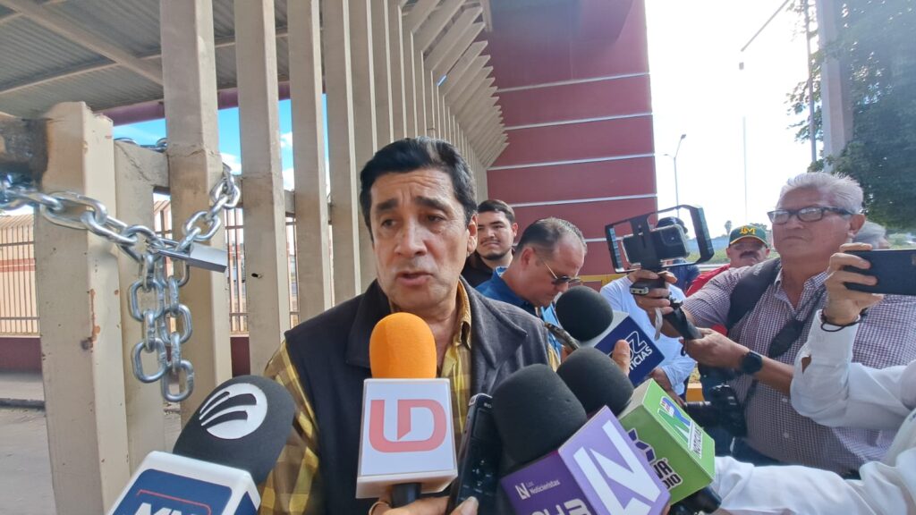 Alfonso Páez detrás de micrófonos en entrevista con medios de comunicación 